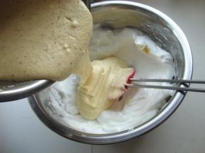 取1/3蛋白加入蛋黄糊，翻拌均匀后倒入到剩余2/3蛋白里面