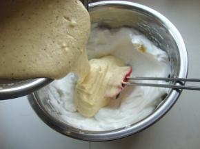 取1/3蛋白加入蛋黄糊，翻拌均匀后倒入到剩余2/3蛋白里面