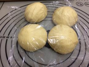 滚圆盖上保鲜膜饧十分钟