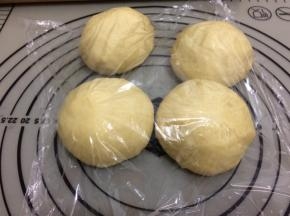 滚圆盖上保鲜膜饧十分钟
