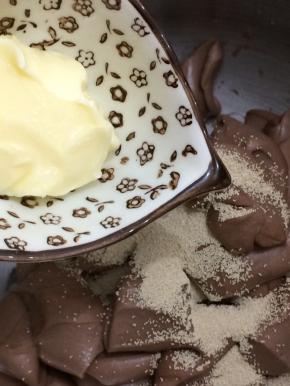 在将软化黄油加入