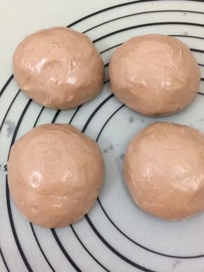 做好的面团拿到揉面垫上，分成4个等份，分别揉圆，盖上保鲜膜，进行室温醒发15分钟