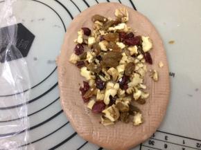 然后放上馅料，再由上往下卷起来