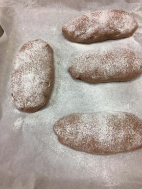 然后用比较锋利的小刀片在表面割几道口就好，可以不用割得太深即可