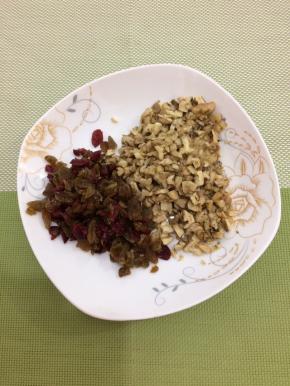 准备馅料：蔓越莓干，核桃，葡萄干分别切碎待用