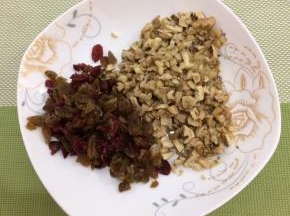 准备馅料：蔓越莓干，核桃，葡萄干分别切碎待用
