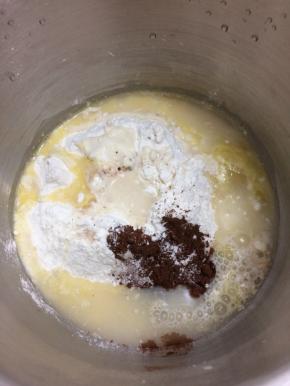 把除去酵母，黄油外的材料，放入厨师机桶里