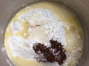 把除去酵母，黄油外的材料，放入厨师机桶里