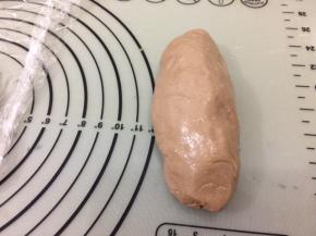 两端要收口收紧，再放在烤盘上