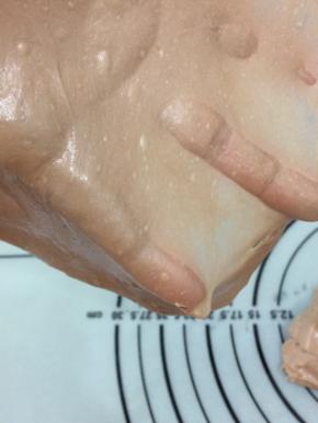 然后厨师机先用慢速1档把所有材料搅成团，再转4档高速搅拌面团到完全扩展阶段，能拉出薄膜来，戳个洞，洞口是光滑的