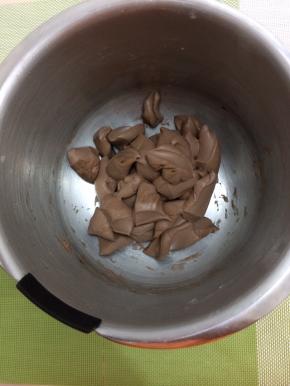 静置好的面团，用剪刀剪成一小块的放在厨师机桶里面