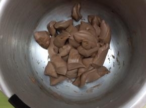 静置好的面团，用剪刀剪成一小块的放在厨师机桶里面