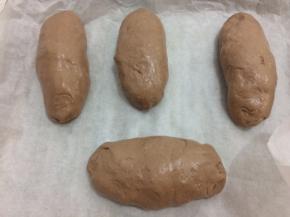 做好的面团盖上保鲜膜，放在温暧处室温发酵，发到二倍大即可，然后再在表面筛一层薄薄的高筋面粉就好