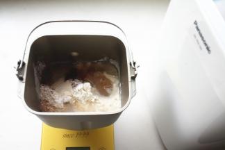 除了黄油的面团材料放进面包机桶内