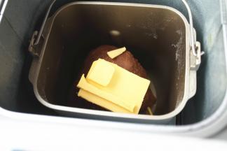 放入室温软化的黄油，再揉一个面团程序