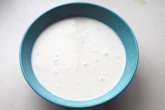 玉米淀粉，糯米粉，白糖，牛奶混合均匀，放入蒸锅，表面盖上耐高温保鲜膜，蒸锅内蒸25分钟