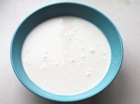 玉米淀粉，糯米粉，白糖，牛奶混合均匀，放入蒸锅，表面盖上耐高温保鲜膜，蒸锅内蒸25分钟