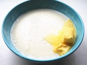 蒸熟的麻薯，放上黄油