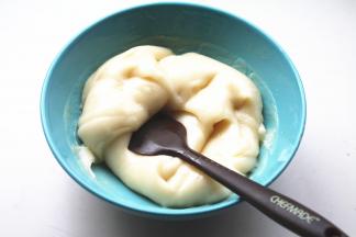 用刮刀把黄油拌进去