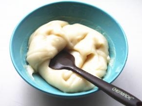 用刮刀把黄油拌进去