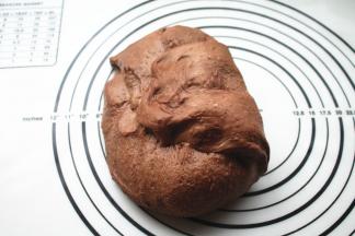 发酵完成的可可面团，排气后松弛15分钟