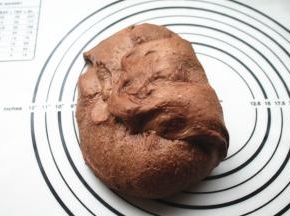 发酵完成的可可面团，排气后松弛15分钟