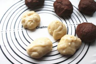 面团分为四份，麻薯也分成四份