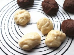 面团分为四份，麻薯也分成四份