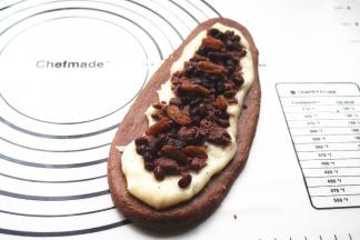 放上适量豆沙，蜜红豆，和葡萄干