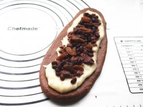 放上适量豆沙，蜜红豆，和葡萄干