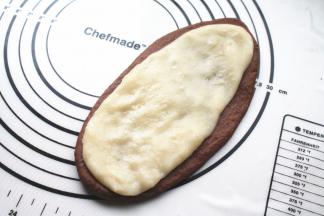 可可面团擀成椭圆形，麻薯也拍扁，比可可面包片略小，摞在上面