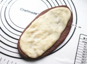 可可面团擀成椭圆形，麻薯也拍扁，比可可面包片略小，摞在上面