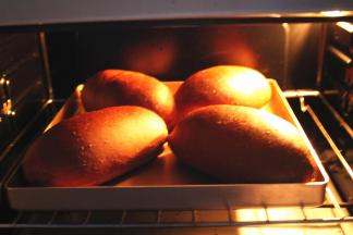 烤箱预热180度，发酵好的面包放入中层烤20分钟