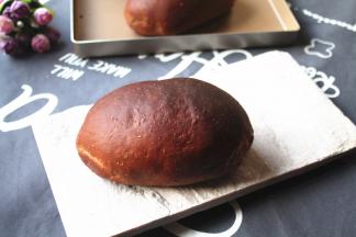 烤好的麻薯包，出炉后趁热吃，凉透了麻薯会变硬，口感不好。