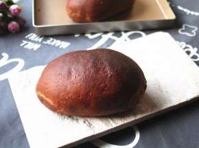 烤好的麻薯包，出炉后趁热吃，凉透了麻薯会变硬，口感不好。