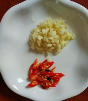 蒜和辣椒切好备用