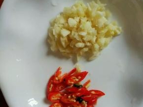 蒜和辣椒切好备用