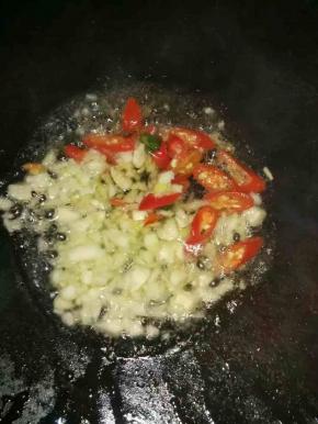 热锅下油放入辣椒蒜头爆香，