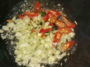热锅下油放入辣椒蒜头爆香，