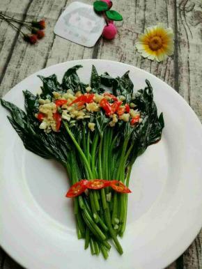 淋到焯熟的红薯叶子上，吃的时候拌匀就可以了