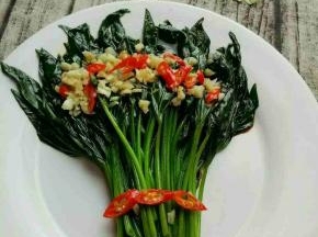 淋到焯熟的红薯叶子上，吃的时候拌匀就可以了