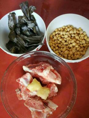 黄豆，骨头冷水下锅煮开