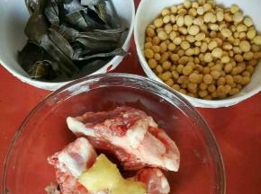 黄豆，骨头冷水下锅煮开