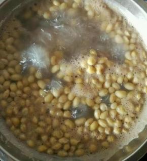 黄豆，骨头冷水下锅煮开