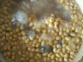 黄豆，骨头冷水下锅煮开