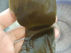 海带结稍微泡一下，放到水龙头下一个个解开洗干净里面的沙子