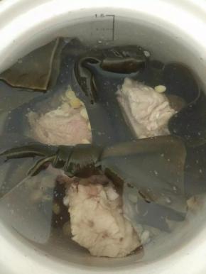 所有食材放入炖锅，加入清水