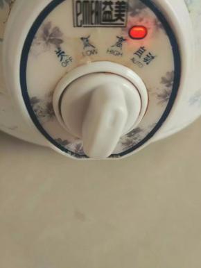 高火烧开，炖一小时，转小火再炖1至1.5小时，放盐调味