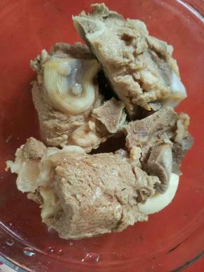 骨头煮出血沫以后捞起洗干净，黄豆继续煮几分钟