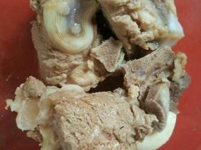 骨头煮出血沫以后捞起洗干净，黄豆继续煮几分钟